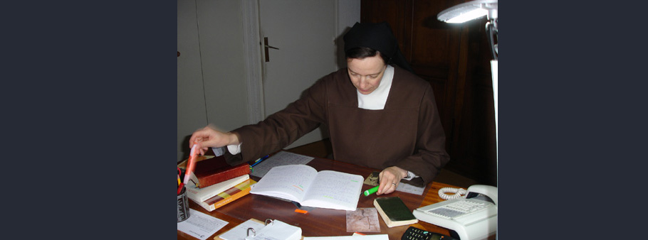 soeur en train d'étudier