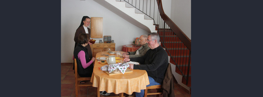 soeur qui sert le petit dejeuner aux clients 