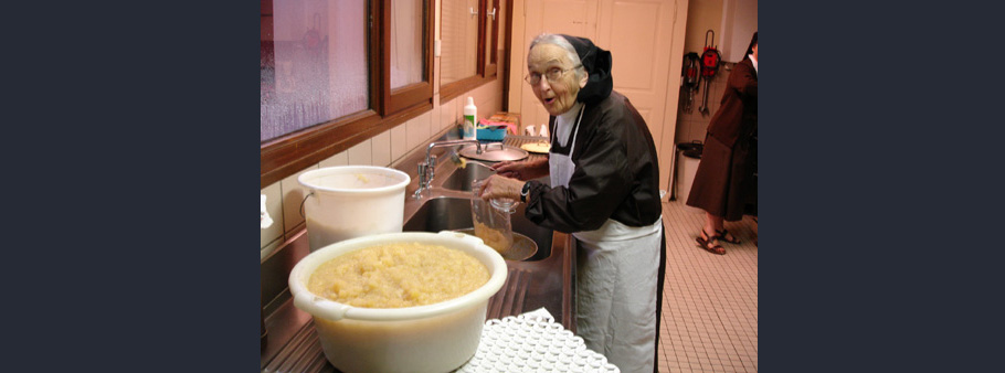 soeur ancienne qui cuisine