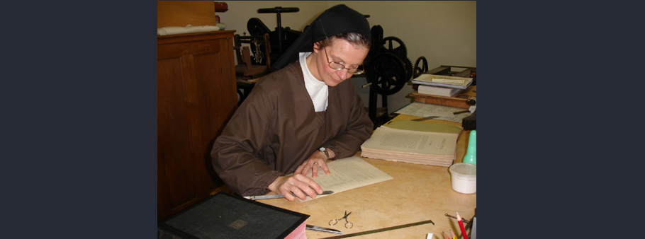 soeur qui fait de la reliure