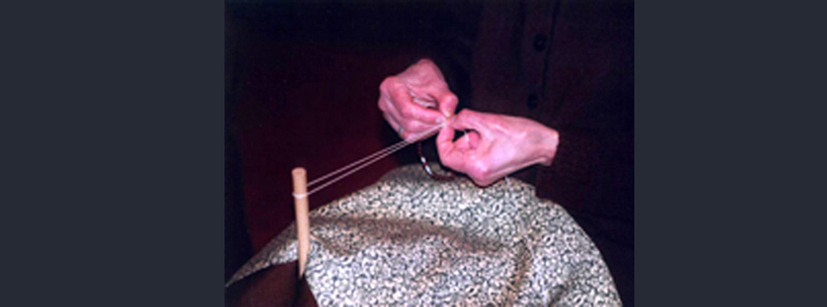 soeur qui fabrique un chapelet