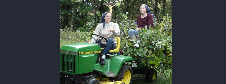 soeurs sur un tracteur de tonte