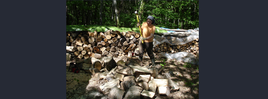 soeur qui coupe du bois à la hache