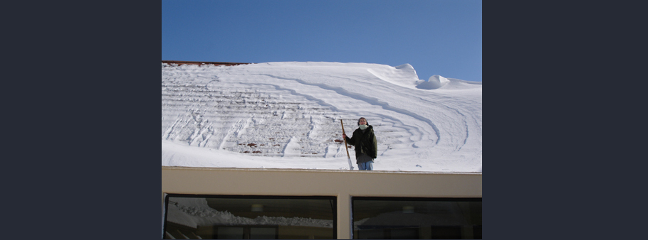 soeur qui déneige le toit du carmel