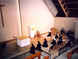 Soeurs en prière à la chapelle