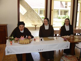 Soeur soufflant les bougies de son gâteau d'anniversaire