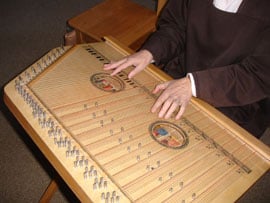 Soeur jouant de la cithare