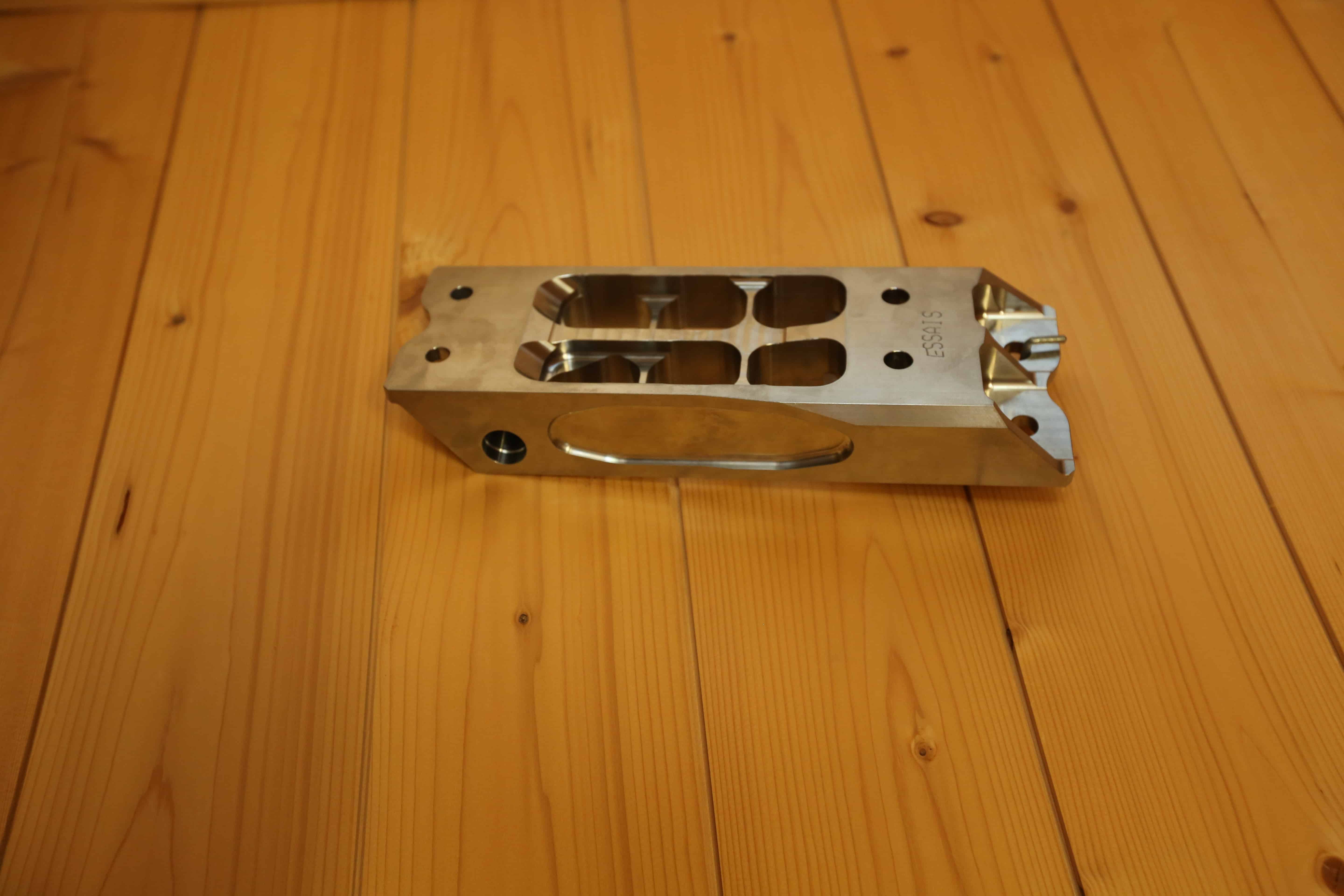 Photo attache moteur en Titane