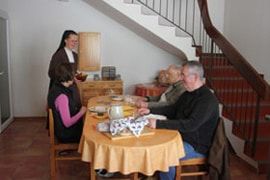 échange entre une soeur et des visiteurs